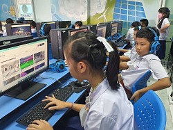 นักเรียนฝึกใช้ AR spatial.io