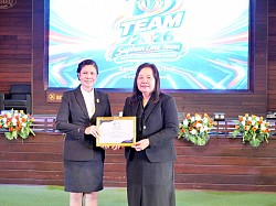 รับเกียรติบัตรกับศึกษาธิการจังหวัดสุพรรณบุรี