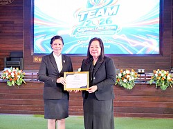 รับเกียรติบัตรกับศึกษาธิการจังหวัดสุพรรณบุรี